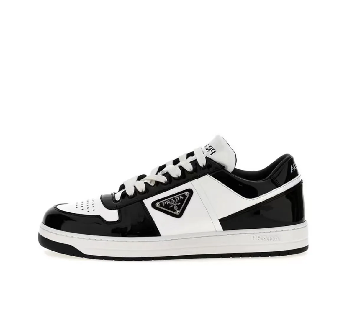 P380 black patent leather 38-45 Prada Prada’s new men’s genuine leather sports shoes, the highest version on the market, any comparison is welcome🆚! The original leather has excellent texture and is super high-end! Fetal sheep net lining imported from Italy, removable pad! Luxurious materials and fine workmanship, highly recommended!